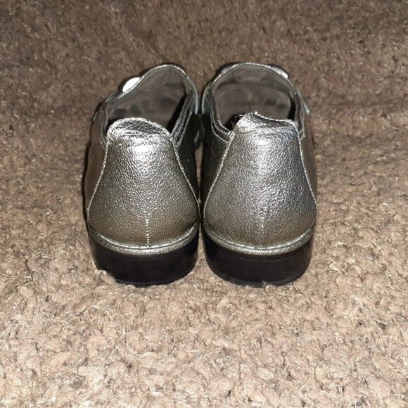 STUART WEITZMAN-Silver Patent Leather-Gloss Coated-Chunky Chain-Sz 8.5-NEAR MINT - Picture 5 of 7